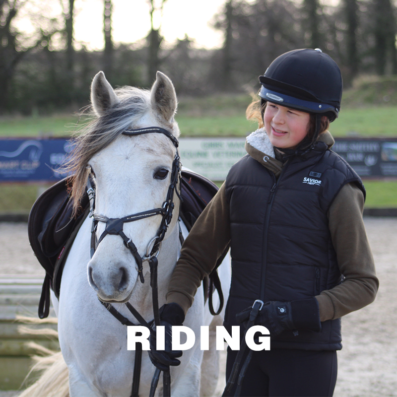 SAVIOR HEAT heated riding gloves for equestrian use, keeping hands warm and comfortable during horseback training in winter.
